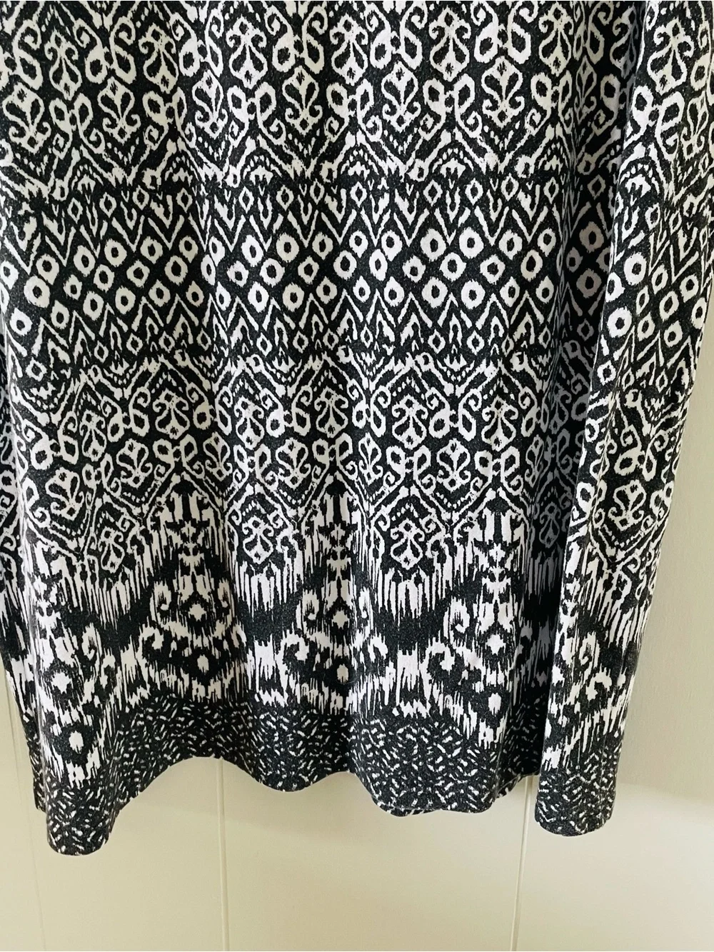 Karen Scott Black & White Geometric Crewneck Top